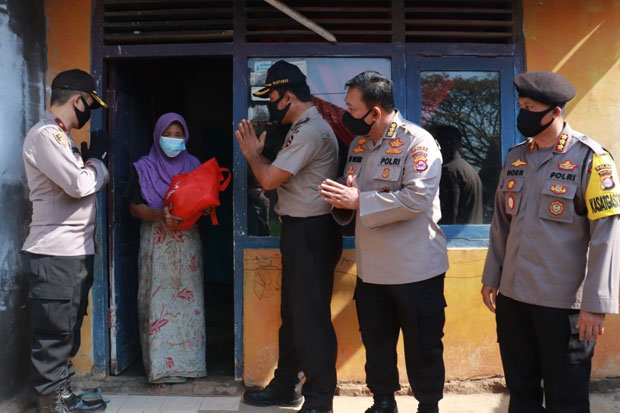 Terima Bantuan dari...
