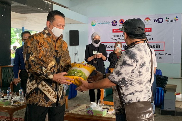 Yayasan GLB Salurkan...