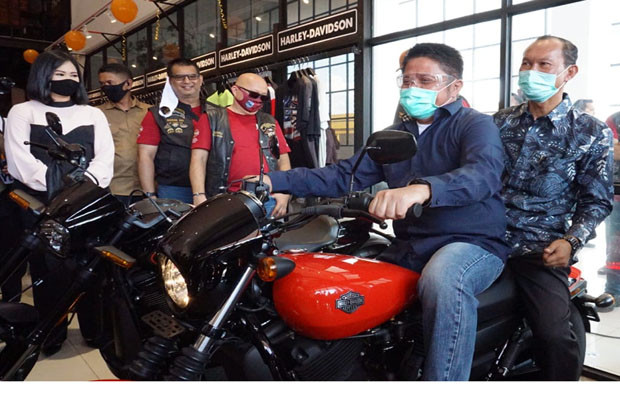HD Resmikan Showroom...