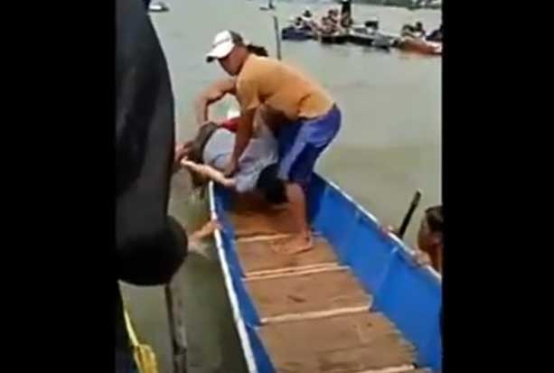 Perahu Terbalik di Danau...