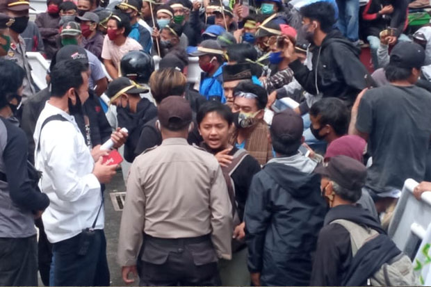 Warga Toraja Tuntut...