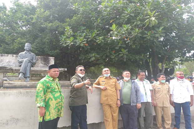 Situs Tak Terawat, Gus...