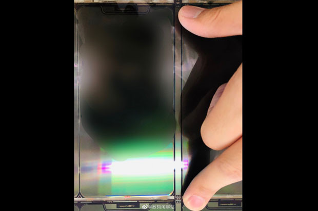 Layar iPhone 12 Entry-Level...