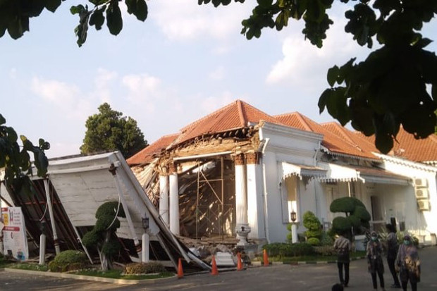 Atap Bangunan Kantor...