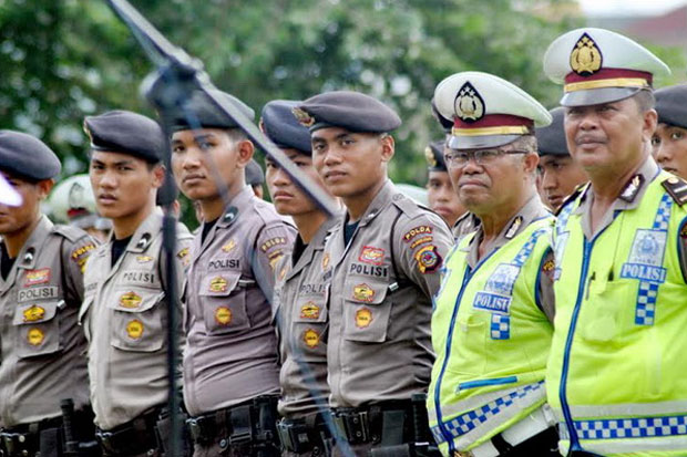 Dijaga Polisi, Hari...