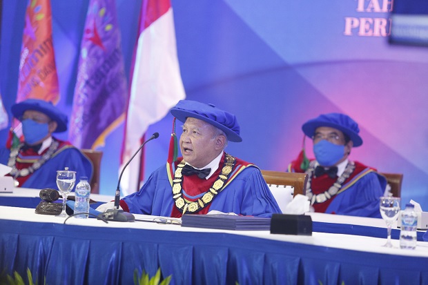 Gelar Wisuda Perdana,...