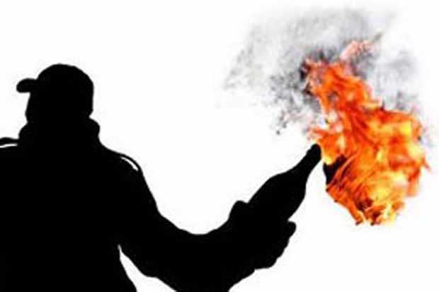3 Bom Molotov Dilemparkan...