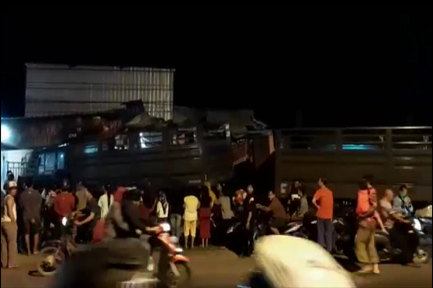Truk Gandeng Hantam...