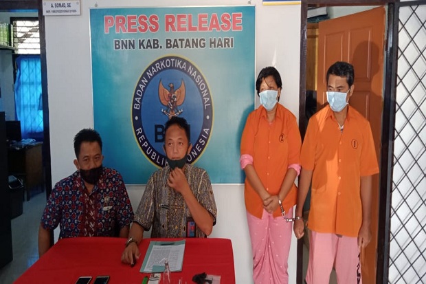 Kompak di Dunia Hitam,...