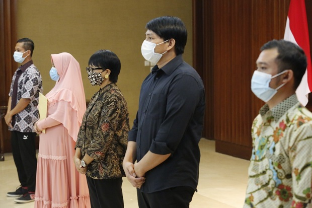 Menlu Retno Serah Terimakan...