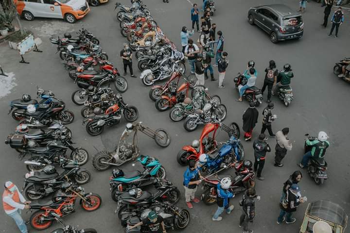 Ratusan Komunitas Bergandengan...