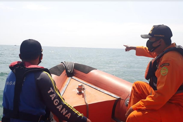 Perahu Disapu Ombak,...