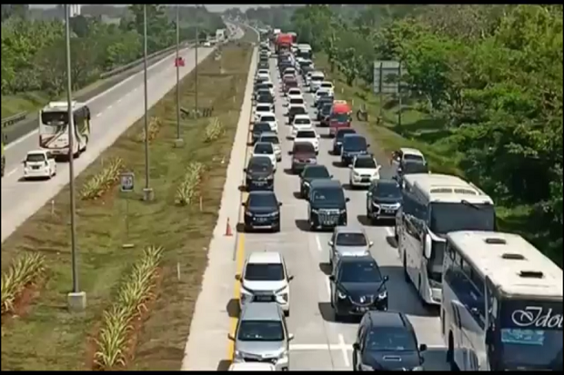 Ribuan Kendaraan Antre...