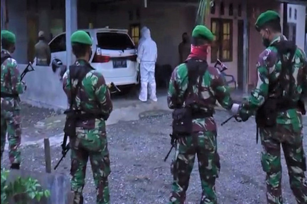 4 Jam Dikepung TNI-Polri,...