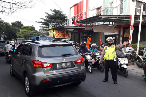 Macet Parah Imbas Kontainer...