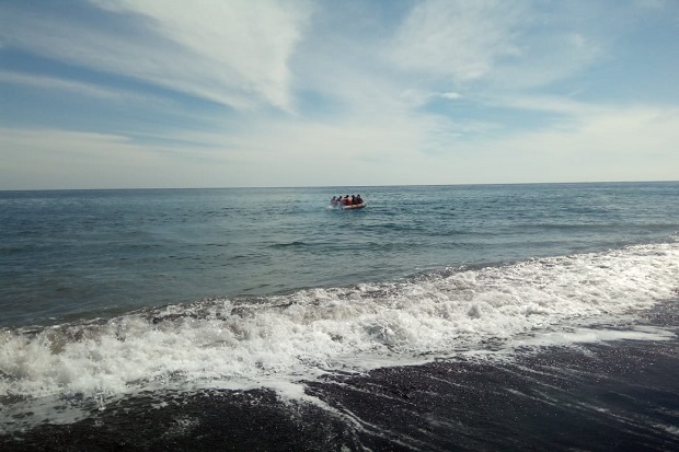 Perahu Terbalik, Seorang...