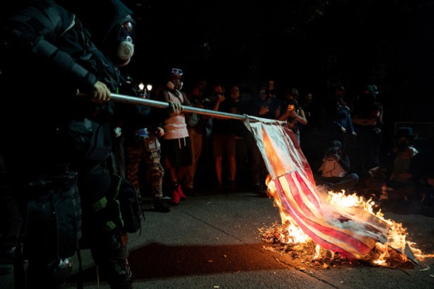 Demonstran Amerika Bakar...