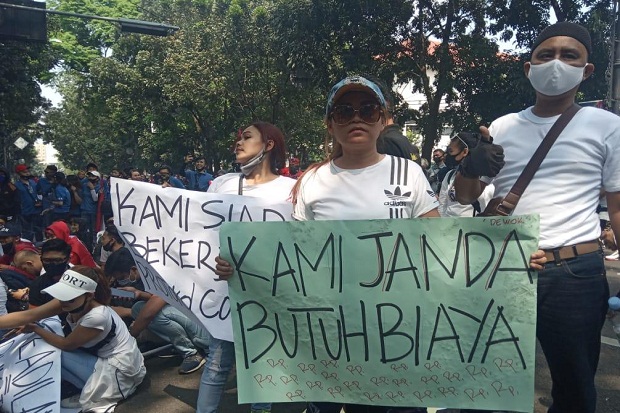 Pekerja Hiburan Menjerit:...