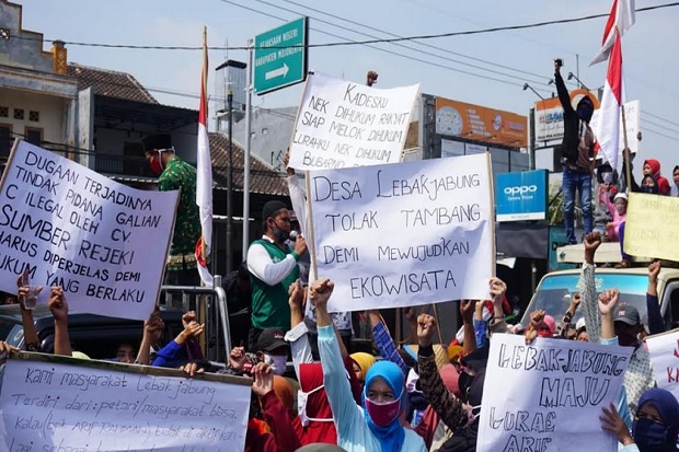 Kades Tersangka, Ratusan...