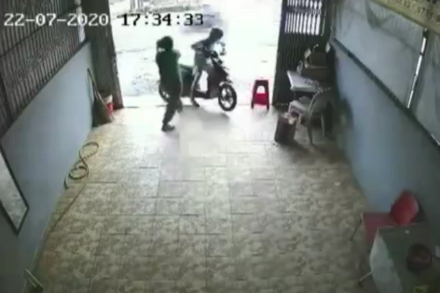 Heroik, Pembantu Rumah...