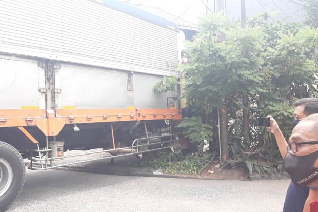 Rumah Rusak Diseruduk...