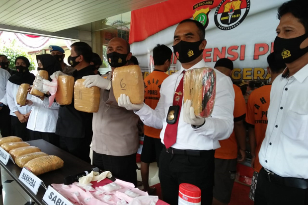 Polisi Gulung Pengedar...