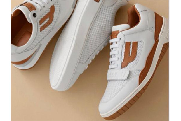 Sneakers dan Tas Kontemporer...