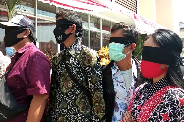 Tuntut Pesangon, Pekerja...