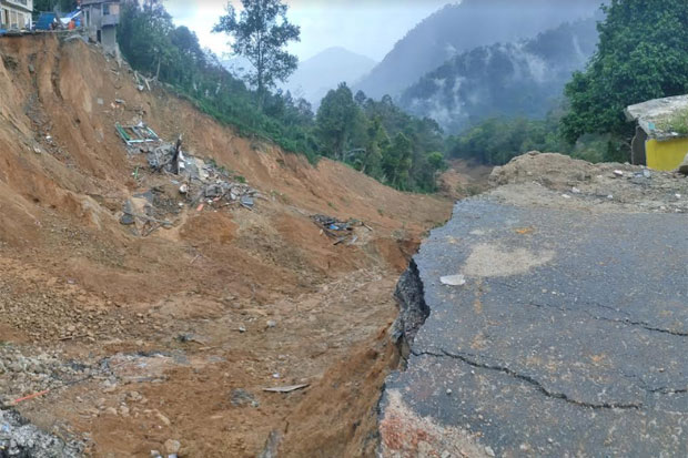 Hidup Menumpang, Korban...