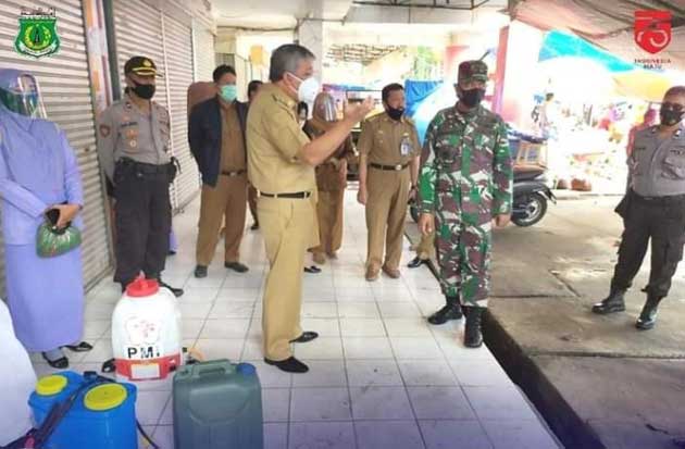 2 Pedagang Terpapar...