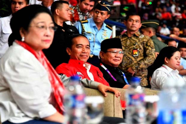 Jokowi Digenggam Megawati,...