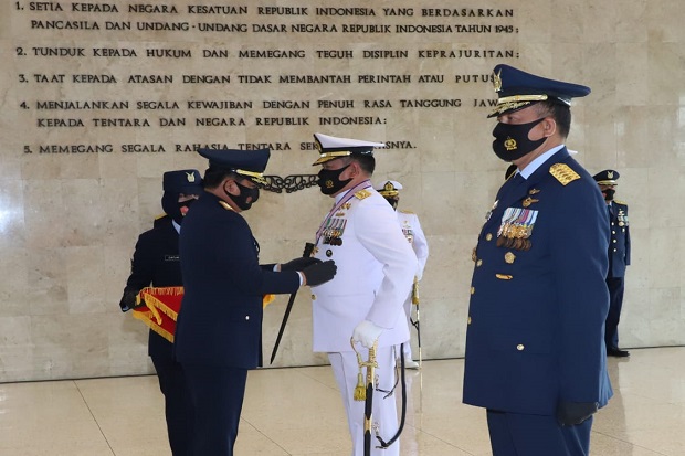Panglima TNI Sematkan...