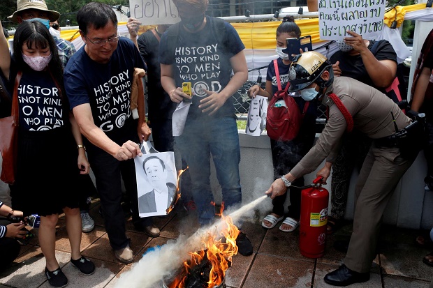 Anak Muda Thailand Tuntut...