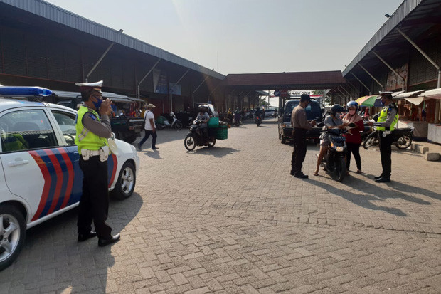 Pakai Pengeras Suara,...