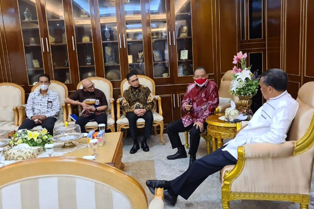 Di Hadapan Gubernur,...