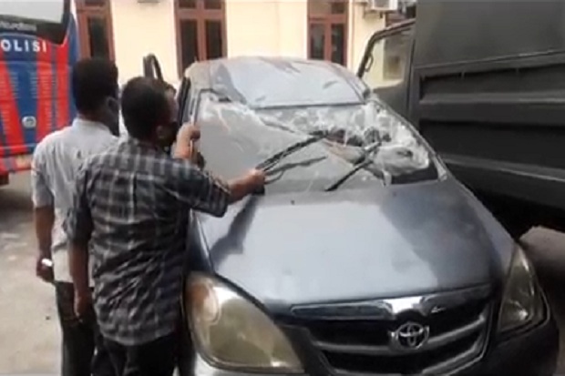 Polisi Buru Massa Perusak...