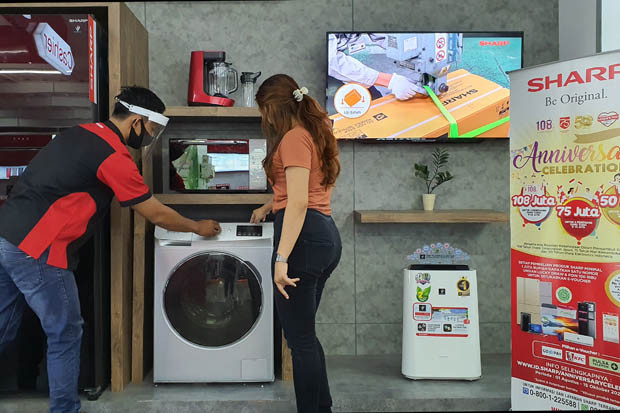 Rayakan HUT RI, Sharp...