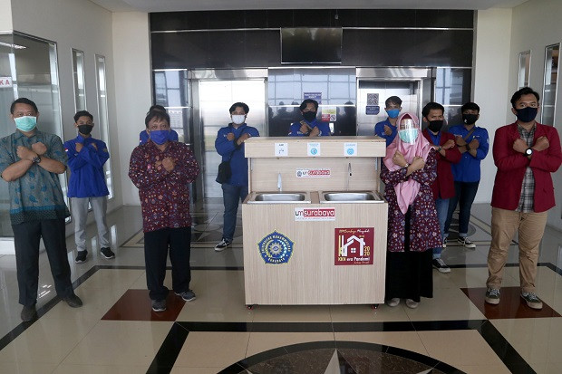 Mahasiswa UMSurabaya...