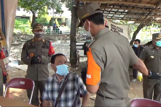 Berdalih Masker Terjatuh,...