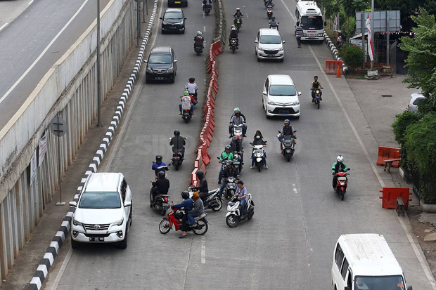 Ribuan Pengendara Melawan...