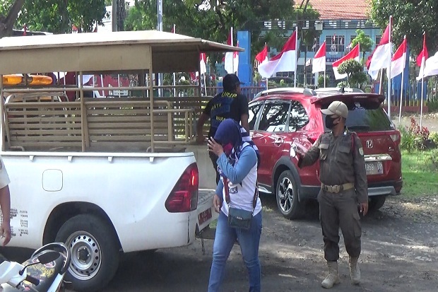 Bermesraan di Taman...