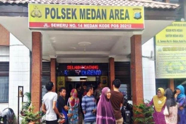 Nekat Bobol Dinding,...