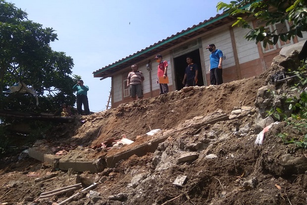 Hujan Deras Saat Kemarau,...