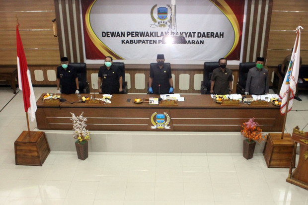 Seluruh Fraksi DPRD...