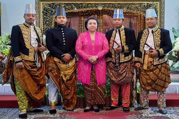 Mengenal Busana Kampuhan...