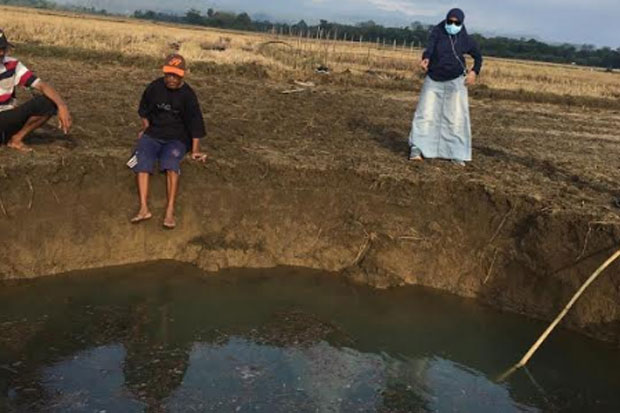 Lubang Mirip Sinkhole...