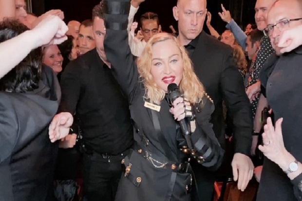 Madonna Libatkan Penulis...