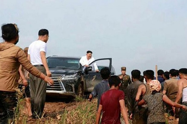 Kim Jong-un Naik Mobil...