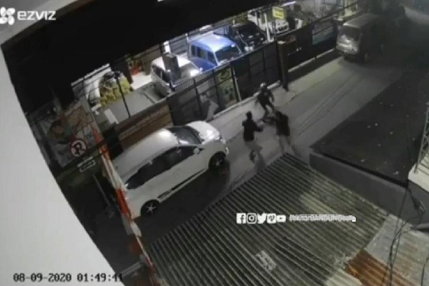 Brutal! 2 Orang Dibacok...