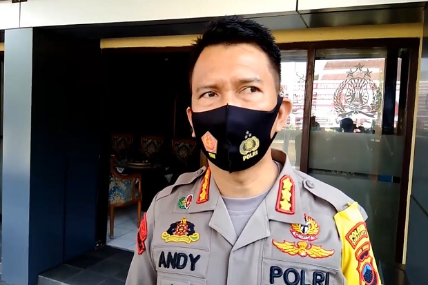 Serahkan Diri atau Diburu,...